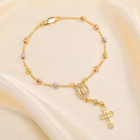 Pulsera de rosario Virgen de Guadalupe sobre fondo de tela